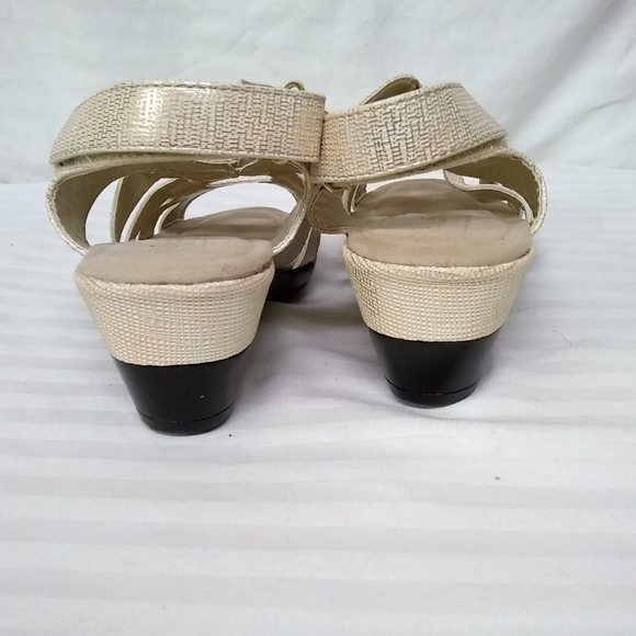 Soft Style Womens Sandals Soft Delight 2" Wedge Heel Beige & Gold Metalliac Sz 8 - Picture 3 of 9